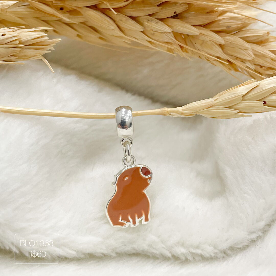 Berloque Capivara Completa Pendurado Esmaltado Prateado